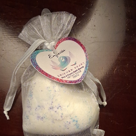 Unicorn Heart Bath Bomb - White and Blue - Picture 1 of 2